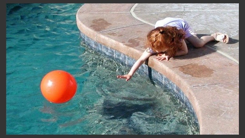 No dejar juguetes dentro de la pileta, una de las recomendaciones.