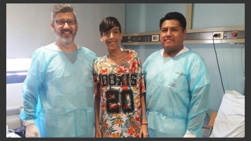 El joven trasplantado y parte del equipo de la Fundación Favaloro.