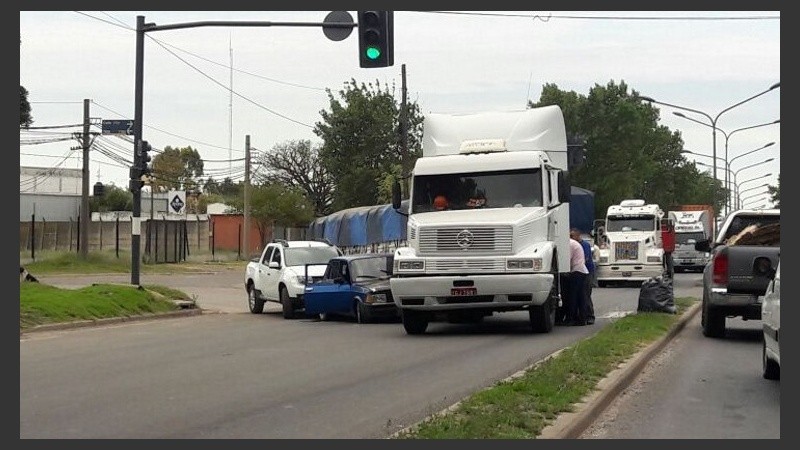 El auto azul se incrustó en el costado del camión en la curva.