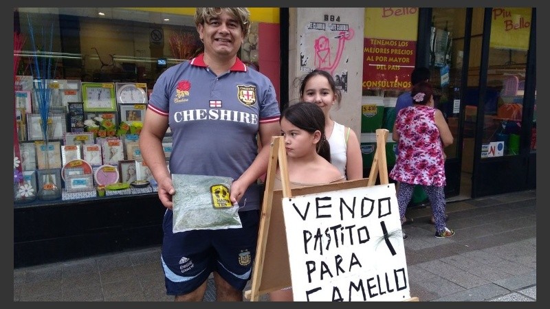 Baltasar en su puesto de venta de pasto para camellos. 