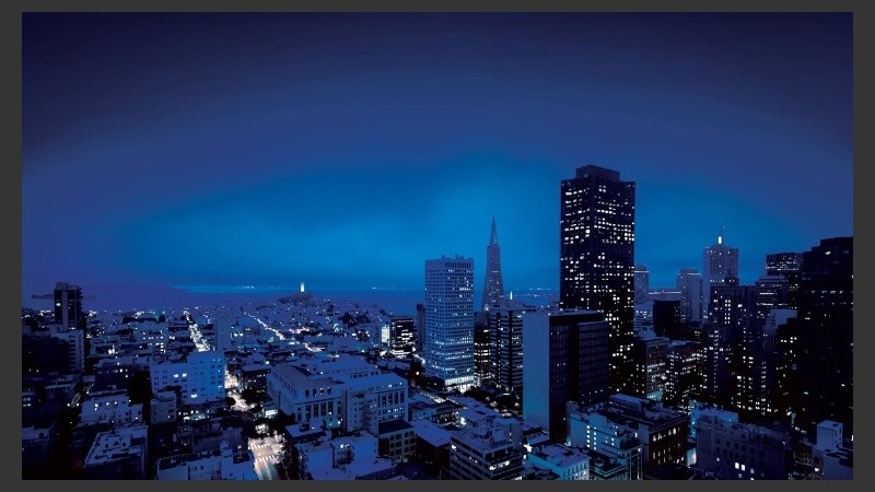 La base de datos de blockchain está formada por cadenas de bloques que están duplicadas en miles de computadoras de todo el mundo.