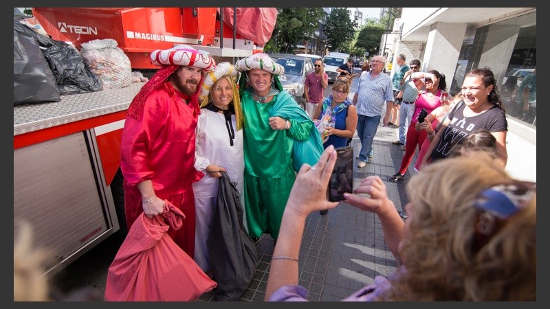Los Reyes Magos de recorrida por las maternidades rosarinas. 