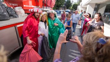 Los Reyes Magos de recorrida por las maternidades rosarinas.