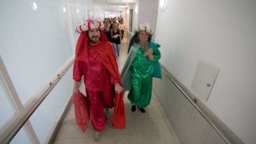 Los Reyes Magos de recorrida por las maternidades rosarinas.