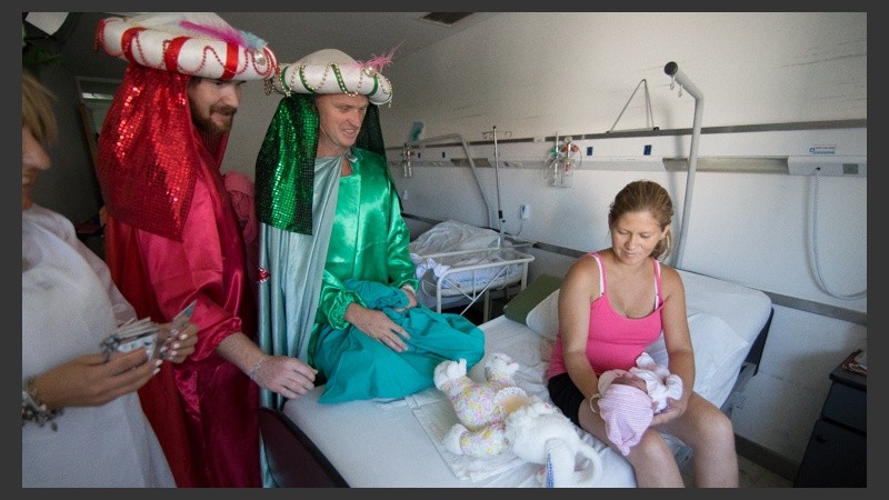 Los Reyes Magos de recorrida por las maternidades rosarinas. 