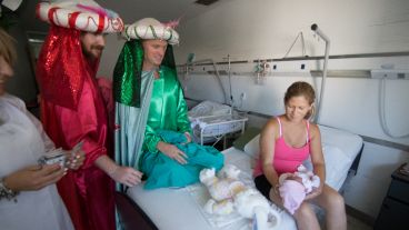 Los Reyes Magos de recorrida por las maternidades rosarinas.
