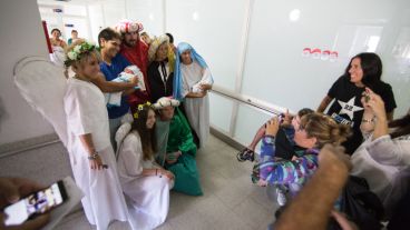 Los Reyes Magos de recorrida por las maternidades rosarinas.
