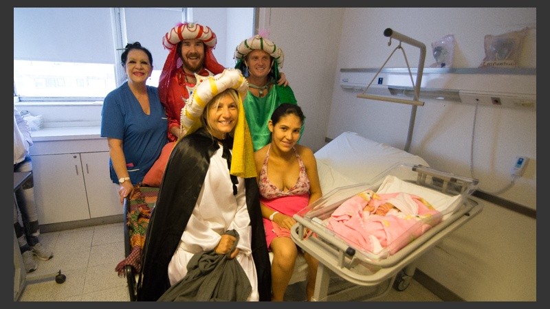Los Reyes Magos de recorrida por las maternidades rosarinas. 