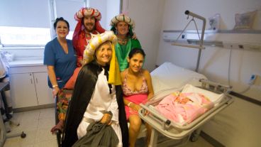 Los Reyes Magos de recorrida por las maternidades rosarinas.