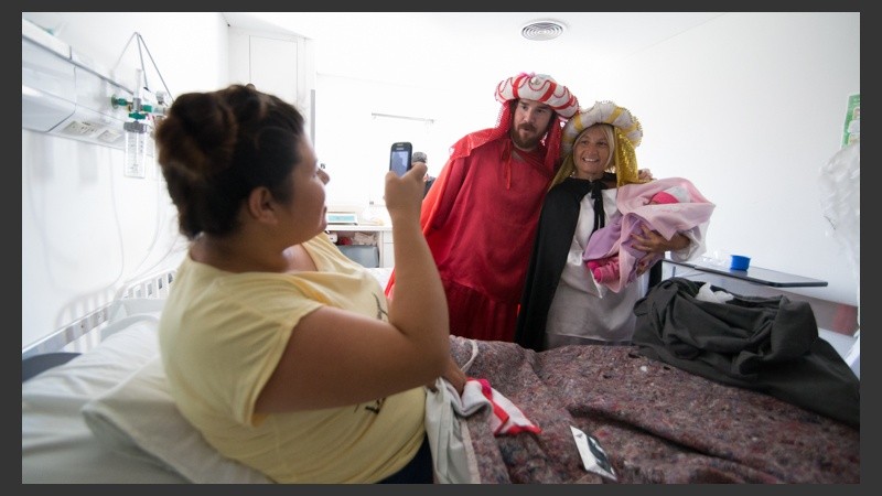 Los Reyes Magos de recorrida por las maternidades rosarinas. 