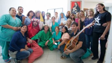 Los Reyes Magos de recorrida por las maternidades rosarinas.