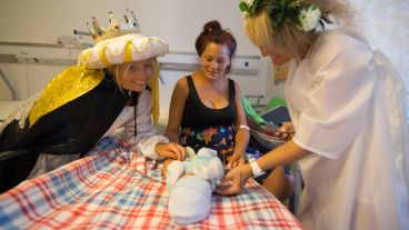 Los Reyes Magos de recorrida por las maternidades rosarinas.