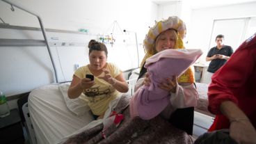 Los Reyes Magos de recorrida por las maternidades rosarinas.