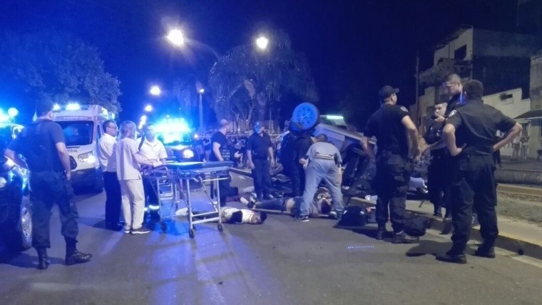 La impactante escena después de la persecución y el vuelco. 