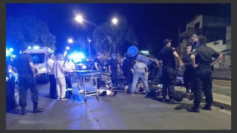 La impactante escena después de la persecución y el vuelco. 