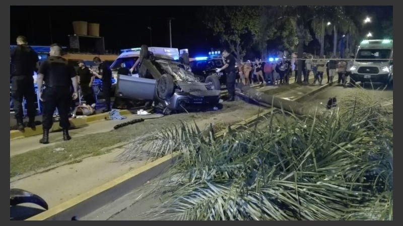 La impactante escena después de la persecución y el vuelco. 