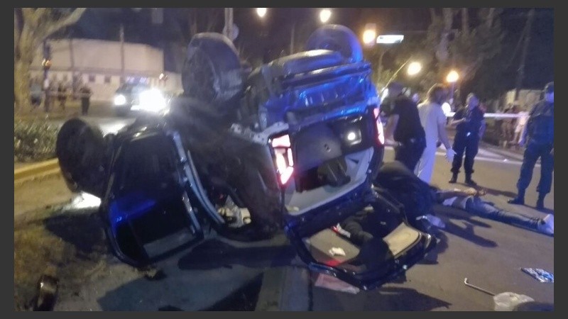 La impactante escena después de la persecución y el vuelco. 