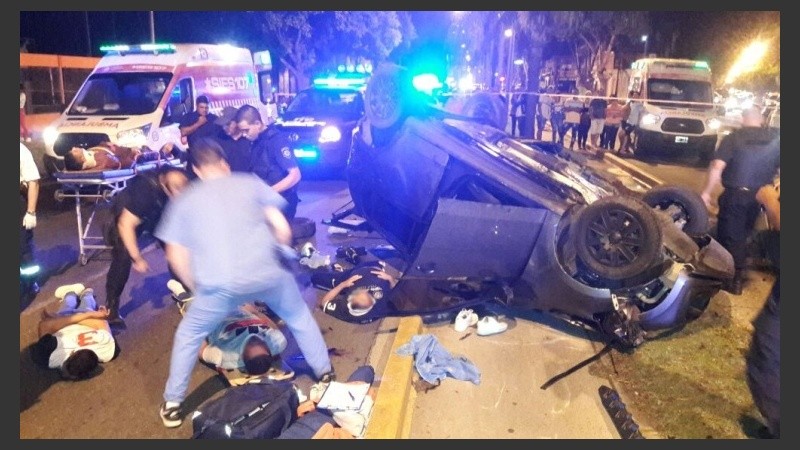 La impactante escena después de la persecución y el vuelco. 