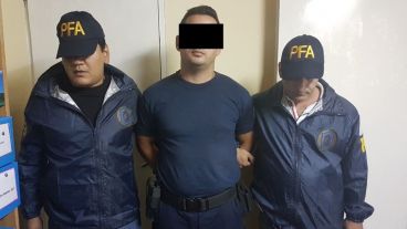 El agente que se entregó en la Policía Federal.