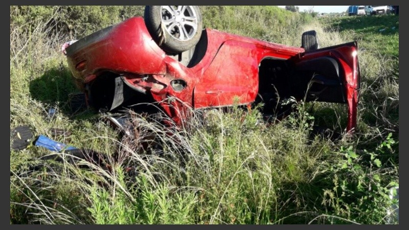 El auto quedó afectado por el vuelco. 