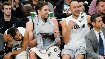 Manu se ríe con Pau Gasol.