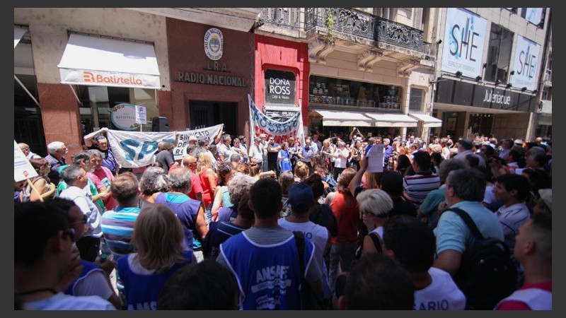 La marcha se trasladó luego a Radio Nacional Rosario. 