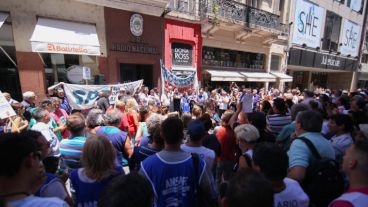 La marcha se trasladó luego a Radio Nacional Rosario.