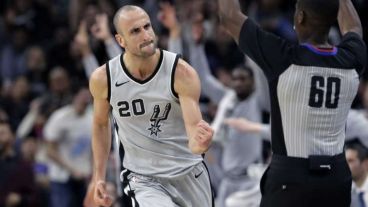 Manu Ginóbii sigue cosechando éxitos en la NBA.