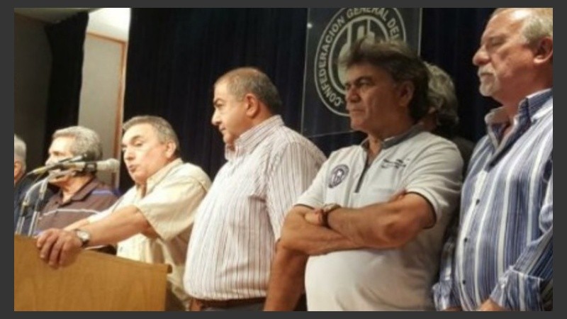 González, de brazos cruzados, renunció a su cargo dentro de la CGT.