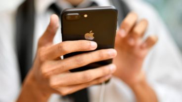 Un iPhone provocó lesiones leves a un técnico y otras personas.