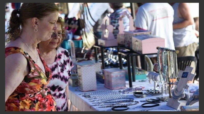 Visitar las ferias en distintos espacios públicos es una buena opción para pasear.