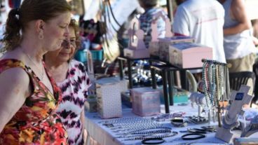 Visitar las ferias en distintos espacios públicos es una buena opción para pasear.