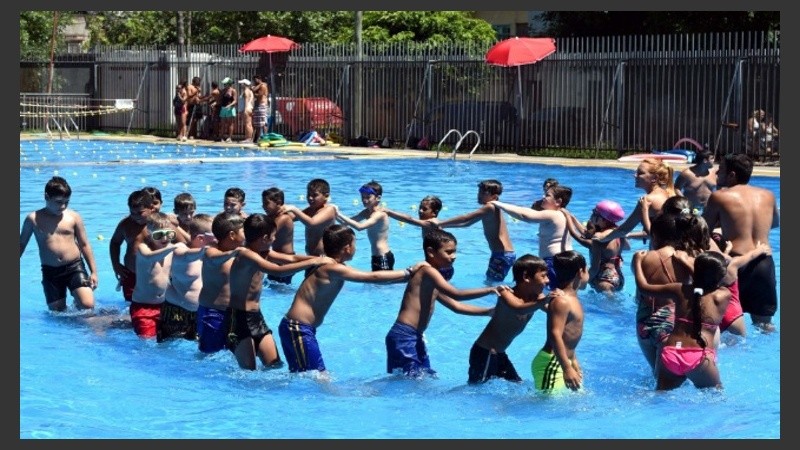 Como cada verano, se habilitan al público en general las piletas en los polideportivos municipales.