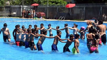 Como cada verano, se habilitan al público en general las piletas en los polideportivos municipales.