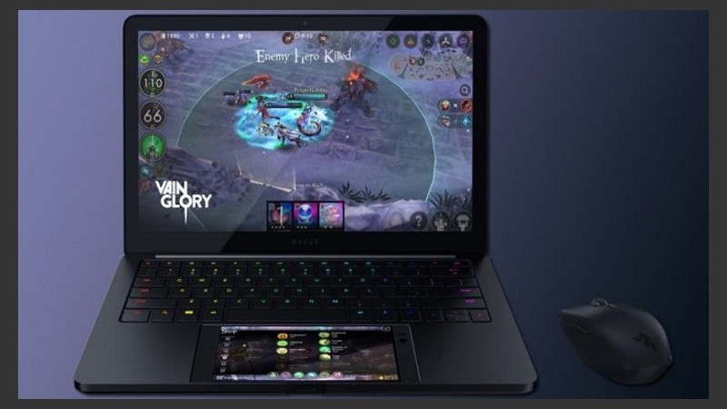 El smartphone se puede ubicar perfectamente dentro de la notebook.