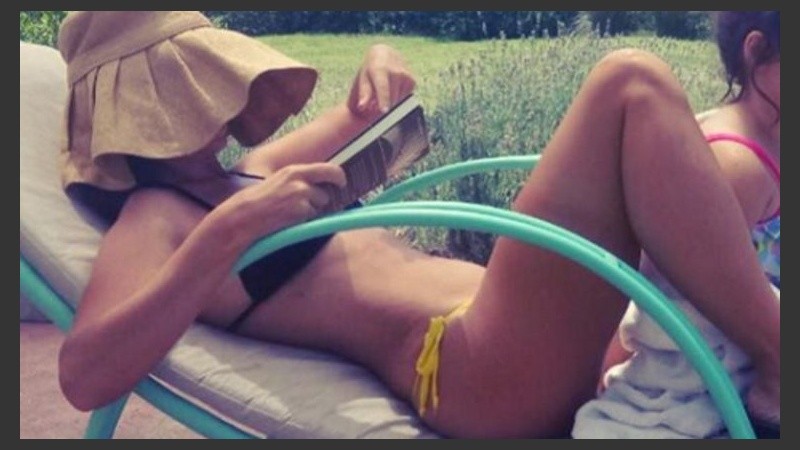 La actriz tomando sol.