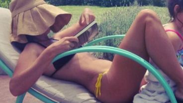 La actriz tomando sol.