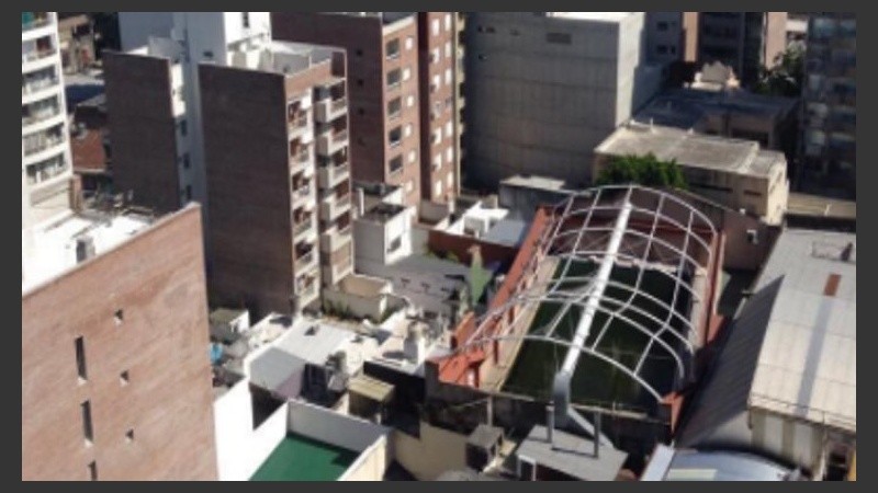 Fernando puede ver la pileta desde su departamento. 