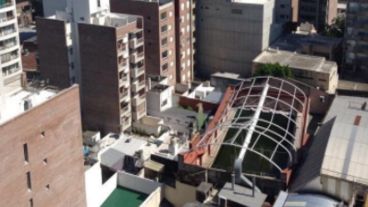 Fernando puede ver la pileta desde su departamento.