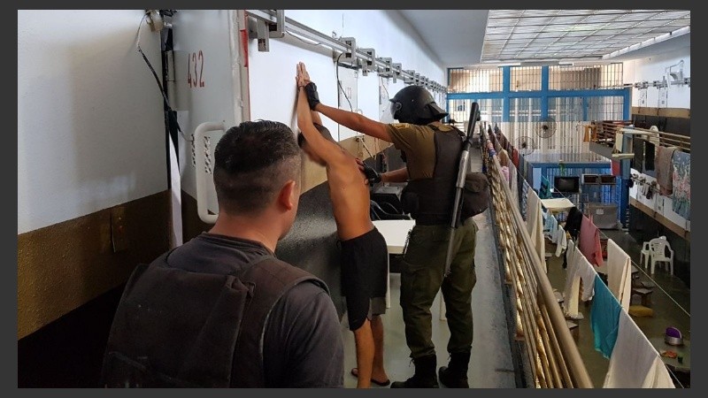 Funes fue sacado de Piñero tras requisas hechas por publicaciones hechas en Facebook desde un celular.