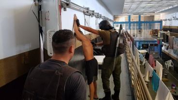 Funes fue sacado de Piñero tras requisas hechas por publicaciones hechas en Facebook desde un celular.