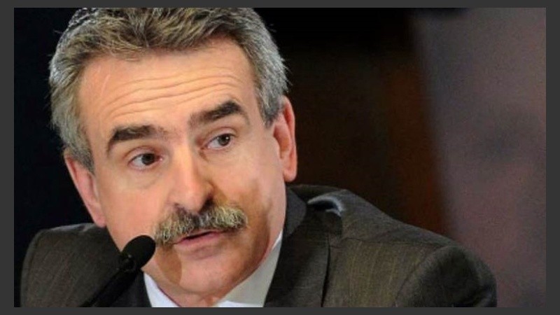 Agustín Rossi y otros legisladores de la oposición denuncian que el DNU es “un intento de limitar la actividad parlamentaria”.