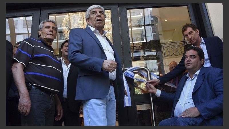 Moyano en un acto junto a funcionarios del gobierno.