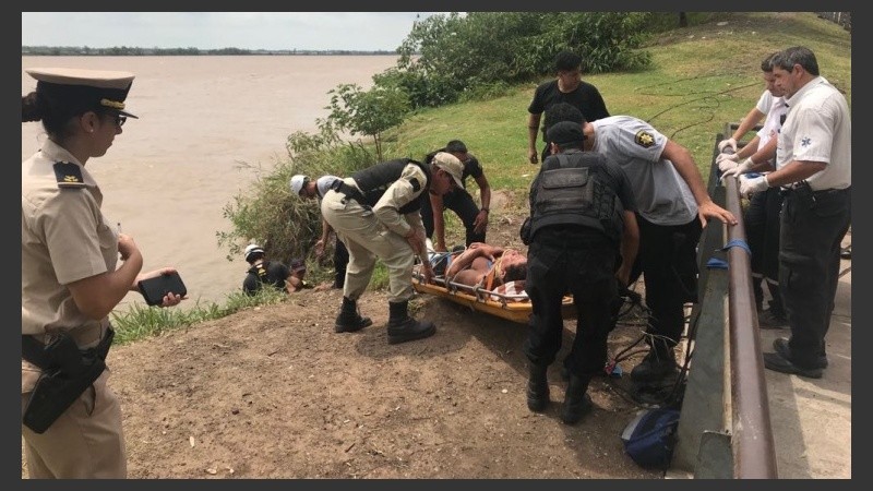 Así rescataron al pescador del río. 