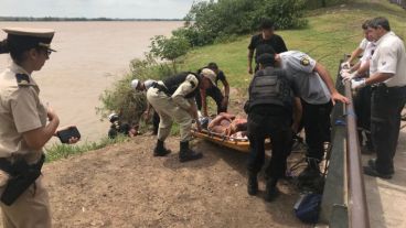 Así rescataron al pescador del río.