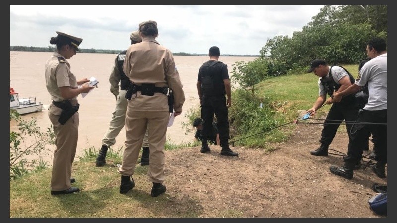 Así rescataron al pescador del río. 