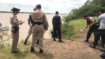 Así rescataron al pescador del río.