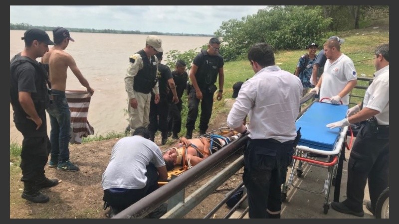 Así rescataron al pescador del río. 