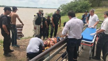 Así rescataron al pescador del río.