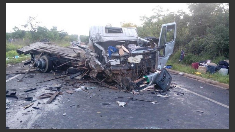 El choque provocó el corte total de circulación en la autopista durante cuatro horas.